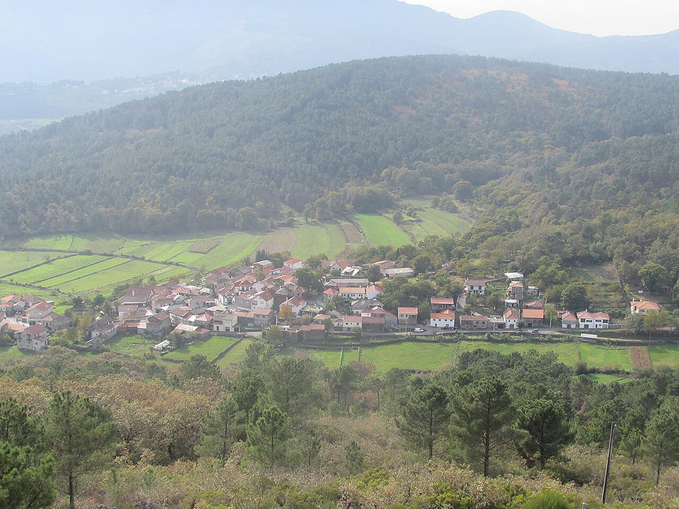 Paisagem de Gontães, em Vila Real, com a aldeia e os terrenos rústicos envolventes.