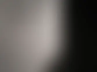 Capa vertical minimalista com escada a desaparecer na sombra e o título “O mercado político do ódio útil”.