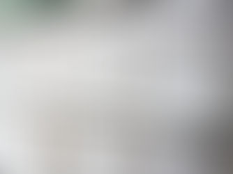 Prateleiras de arquivo repletas de dossiês brancos alinhados, simbolizando a vasta coleção de documentos históricos reunidos no pós-guerra.