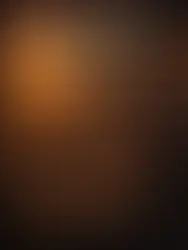 Capa de O Que Sobra de Uma Tarde, com uma mulher sentada sozinha num gabinete escolar ao fim do dia, diante do computador, com o campo de jogos visível pela janela e o nome Atlantic Lisbon.