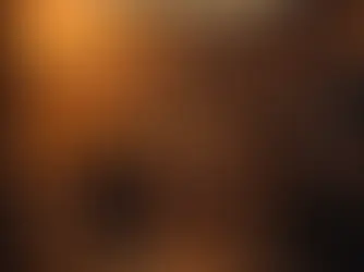 Capa de O Que Sobra de Uma Tarde, com uma mulher sentada sozinha num gabinete escolar ao fim do dia, diante do computador, com o campo de jogos visível pela janela e o nome Atlantic Lisbon.