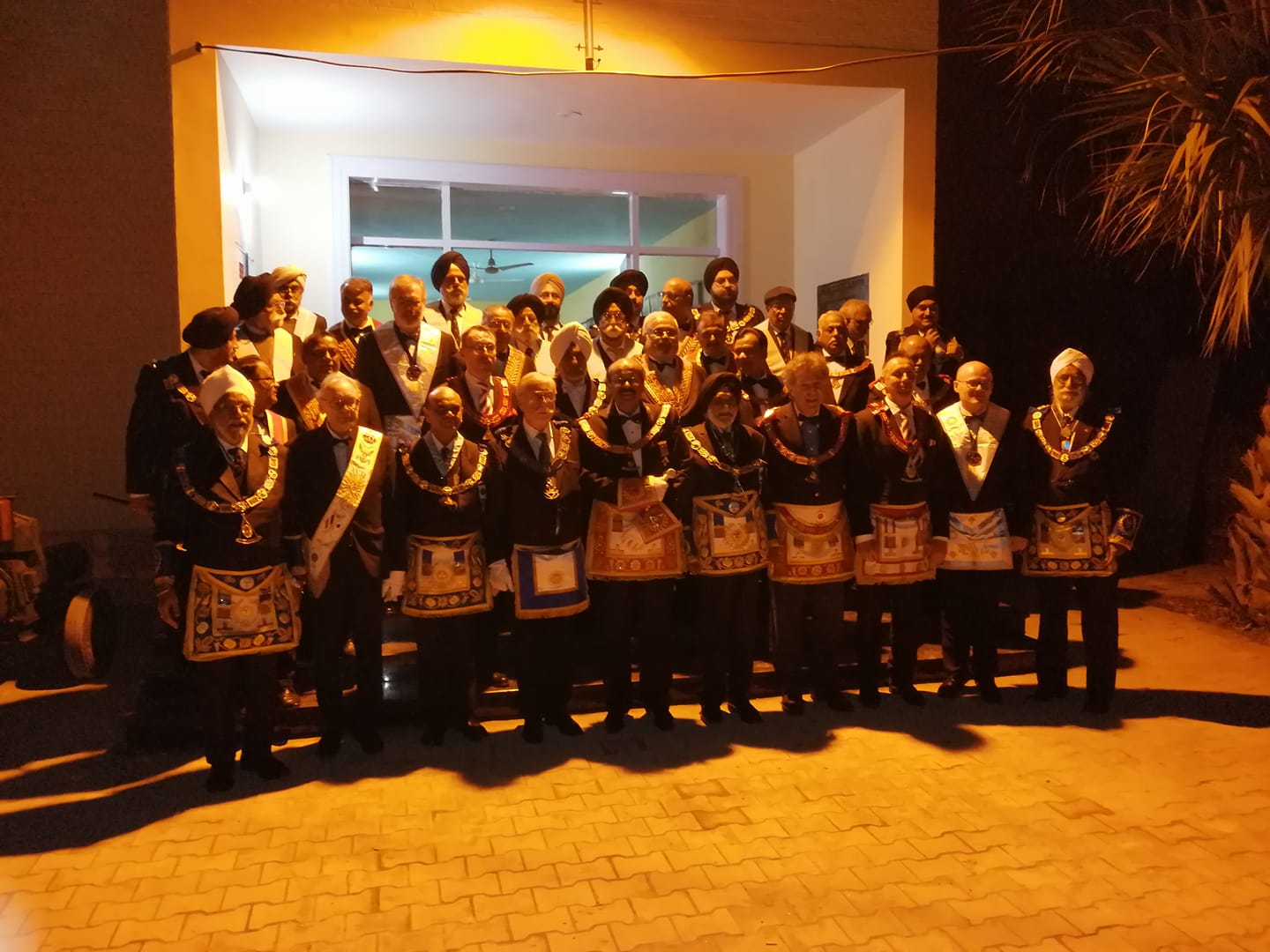 Grupo de maçons posando juntos, Grand Lodge of Antient Free and Accepted Masons of Scotland - Grand Secretary.
