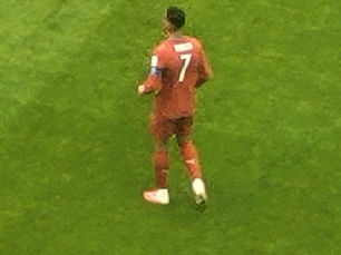 Cristiano Ronaldo, de costas, com o número 7 na camisola de Portugal, num relvado no Mundial de 2026.