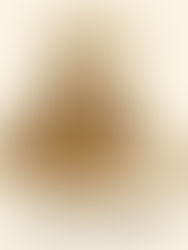 Luz suave a entrar por vitral sobre o altar, evocando silêncio e recolhimento.