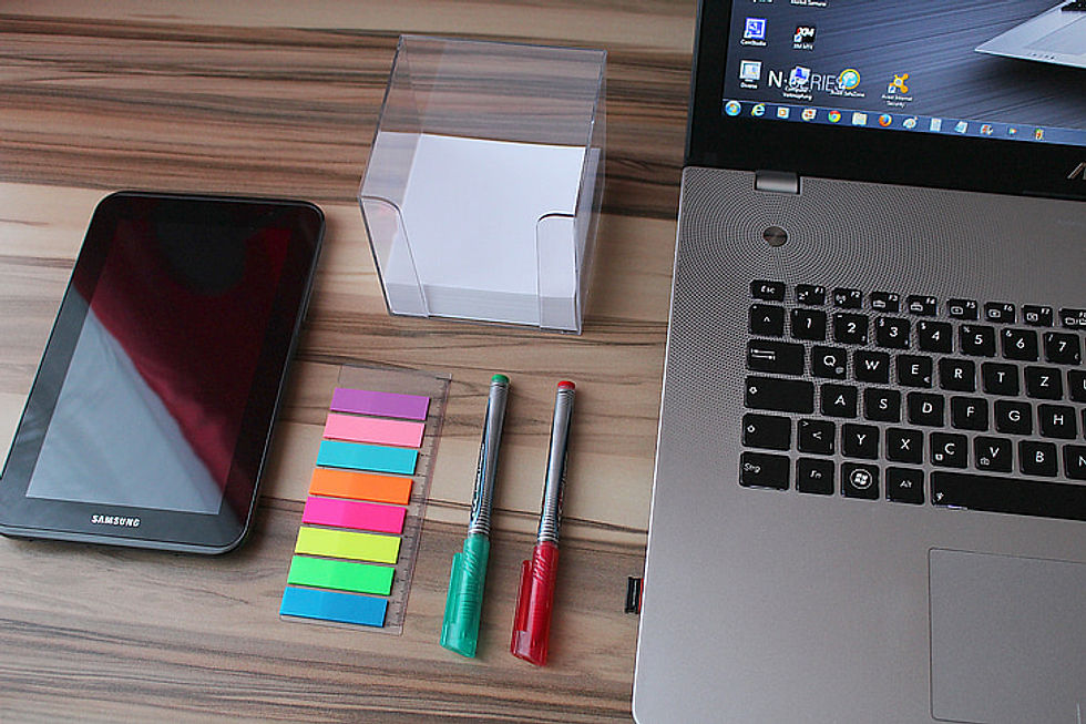 Computador portátil e tablet num espaço de trabalho.