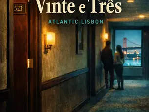 Capa de livro com o título Cinco e Vinte e Três e o nome Atlantic Lisbon sobre um corredor escuro de hotel, com a porta 523 aberta e duas figuras ao fundo.