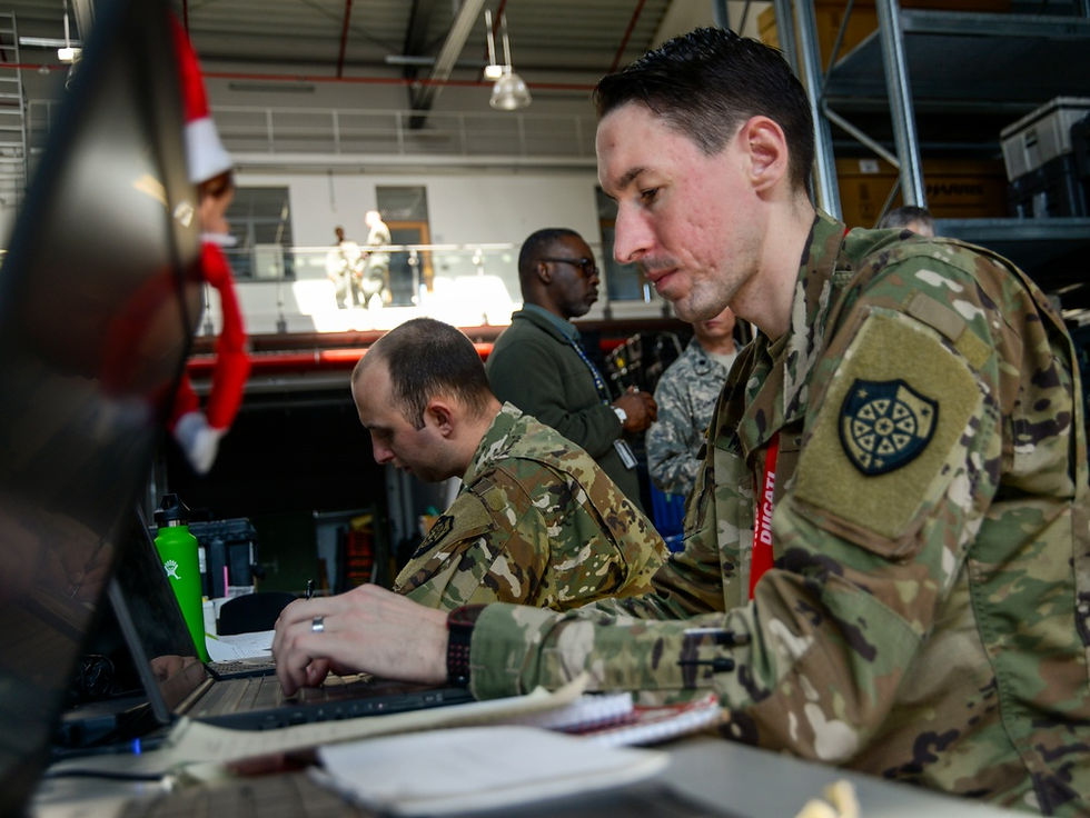 Militares trabalham em computadores durante uma auditoria de cibersegurança na base de Ramstein.