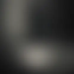 Capa editorial vertical do My Fraternity com um avental maçónico branco pousado em degraus de pedra escura e o título “O que muda depois da iniciação maçónica”.