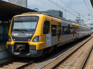 Automotora suburbana da CP na estação de Porto–Campanhã