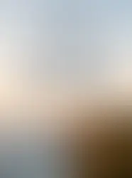 Capa vertical da Atlantic Lisbon com falésias sobre o Atlântico e o título «Portugal não é um país pequeno».