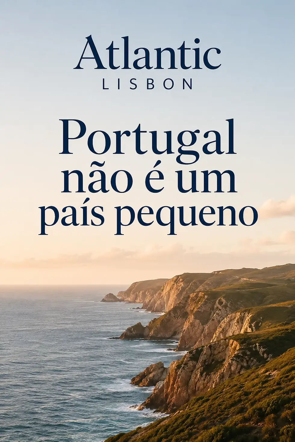 Paisagem da costa portuguesa ao pôr do sol, com oceano e falésias, usada na capa do artigo «Portugal não é um país pequeno».
