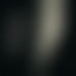 Capa editorial vertical do Atlantic Lisbon sobre violência doméstica em Portugal, com composição escura e austera, figura feminina em sombra e o título “Violência doméstica em Portugal: 61% dos inquéritos arquivados em 2025”