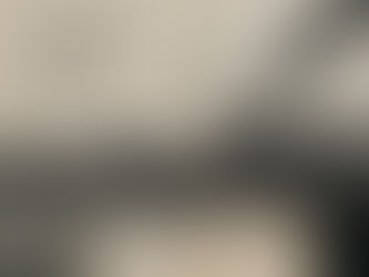 Ilustração editorial para o ensaio "Wiriyamu e Gaza: o mesmo vocabulário, décadas depois", mostrando uma aldeia africana e uma cidade destruída separadas por um rasgo central, com marcas de mira e um dossier burocrático ao fundo, simbolizando a linguagem administrativa da guerra.