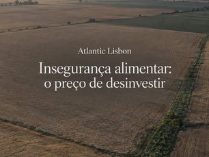 Insegurança alimentar: campos agrícolas secos e zonas cultivadas, com silos ao fundo, vistos de cima.