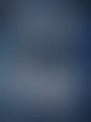 Corredor institucional num edifício europeu com circulação de funcionários