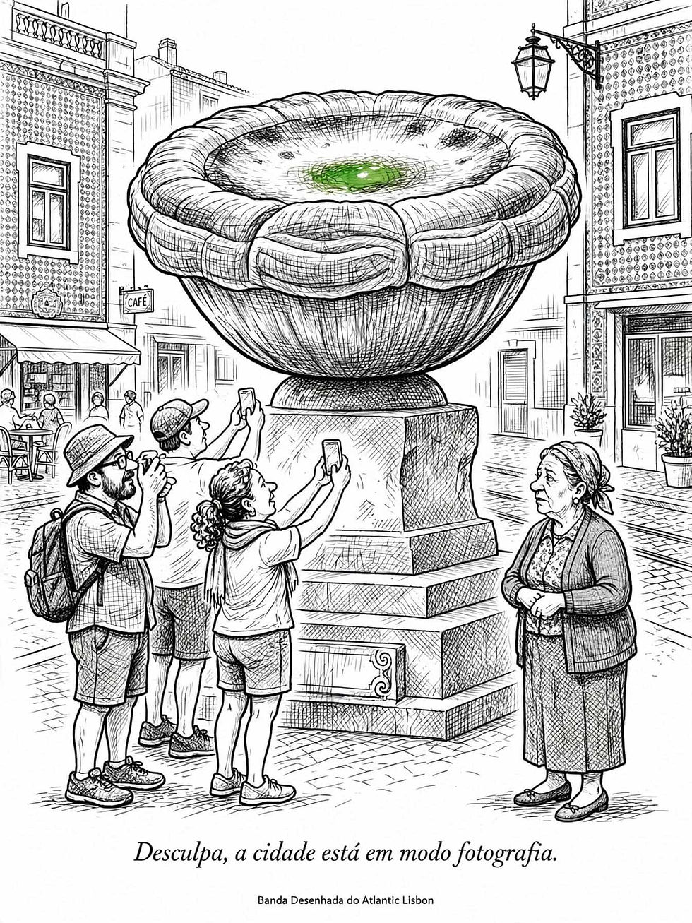 Desenho a traço sobre o pastel de nata em Lisboa: numa praça de fachadas com azulejos, três turistas fotografam um pastel de nata gigante sobre um pedestal de pedra, enquanto uma senhora de lenço na cabeça os observa.