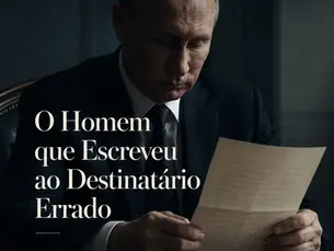 Homem semelhante a Vladimir Putin sentado numa sala escura, a ler uma carta diante de uma secretária.