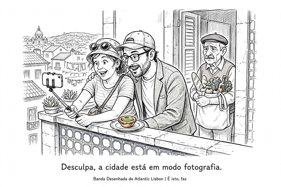 Desenho a traço de dois turistas em Lisboa que fotografam a cidade com um bastão de selfie numa varanda, com um pastel de nata ao lado; atrás, um homem de boina e saco de compras olha-os com ar triste.