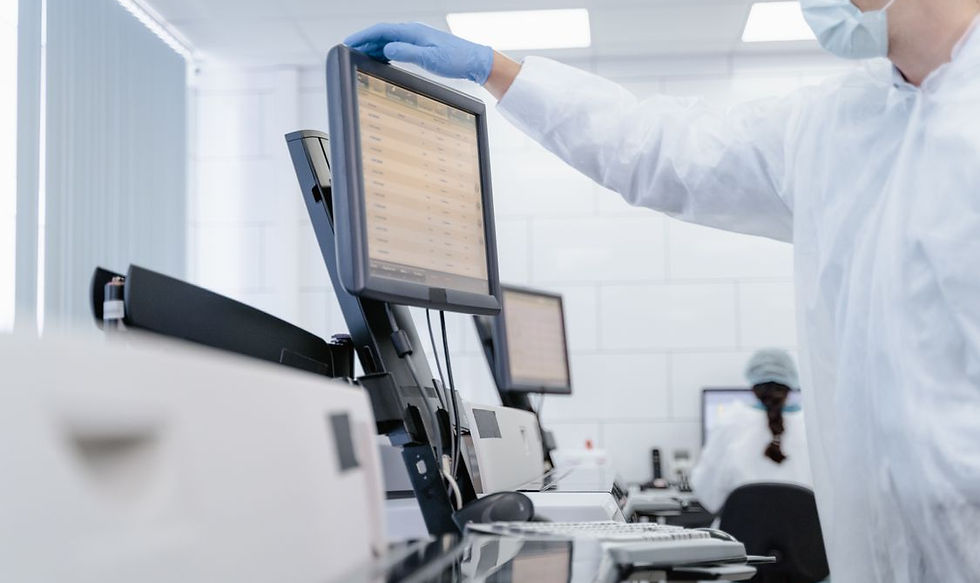 Investigador analisa dados num ecrã durante trabalho de descodificação neural em laboratório