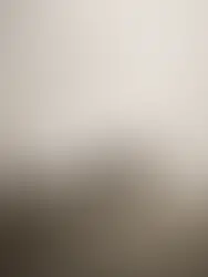 Martelo de juiz sobre base de mármore rachada, com óculos escuros e pulseira de pérolas, numa capa minimalista do Atlantic Lisbon sobre o colapso da independência judicial nos Estados Unidos.