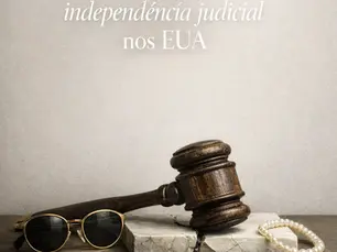 Martelo de juiz sobre base de mármore rachada, com óculos escuros e pulseira de pérolas, numa capa minimalista do Atlantic Lisbon sobre o colapso da independência judicial nos Estados Unidos.