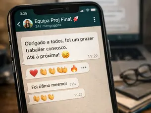 Smartphone com conversa de grupo “Equipa Proj Final” onde aparece uma mensagem de despedida com emojis, com fundo desfocado de secretária e portátil.