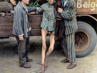 A imagem impactante de solidariedade entre prisioneiros do Holocausto