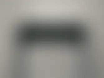 Capa editorial minimalista com um tabuleiro de segurança cinzento e uma pequena bandeira portuguesa ao centro, sob luz fria.