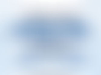 Capa vertical da Atlantic Lisbon com o título centrado “O fármaco que prolonga vidas. Portugal vai adquiri-lo a tempo?” sobre fundo azul claro com elementos de ADN e comprimidos.