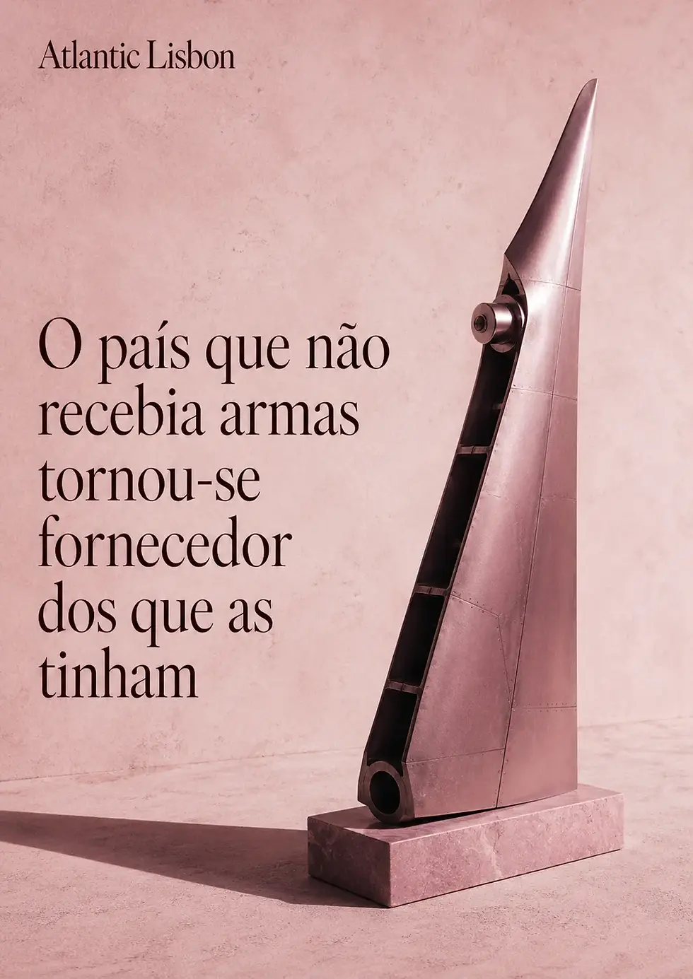 Imagem conceptual para “O país que não recebia armas tornou-se fornecedor dos que as tinham”, mostrando uma forma mecânica semelhante a uma asa ou módulo de drone como metáfora da nova capacidade exportadora da Ucrânia.