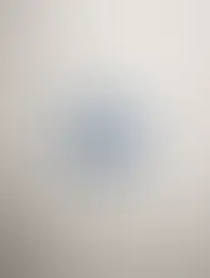 Capa minimalista do Atlantic Lisbon com uma estrela azul de David fendilhada ao centro sobre fundo claro, evocando a fractura identitária do judaísmo americano em torno do sionismo.