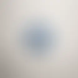 Capa minimalista do Atlantic Lisbon com uma estrela azul de David fendilhada ao centro sobre fundo claro, evocando a fractura identitária do judaísmo americano em torno do sionismo.