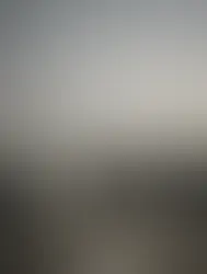 Cadeira branca solitária num terraço, com linha urbana desfocada ao fundo, na capa do Atlantic Lisbon para o artigo “Tiro e a Guerra do Líbano: Ficar É um Argumento Político”.