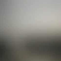 Cadeira branca solitária num terraço, com linha urbana desfocada ao fundo, na capa do Atlantic Lisbon para o artigo “Tiro e a Guerra do Líbano: Ficar É um Argumento Político”.