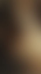 Imagem em tom sépia de uma mão grande de adulto pairando sobre o rosto de uma criança, coberta por um véu translúcido e escuro. Atmosfera opressiva e de medo simbolizando a violência paterna.