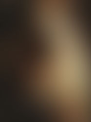 Imagem em tom sépia de uma mão grande de adulto pairando sobre o rosto de uma criança, coberta por um véu translúcido e escuro. Atmosfera opressiva e de medo simbolizando a violência paterna.