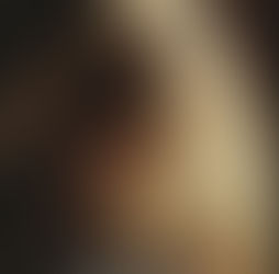 Imagem em tom sépia de uma mão grande de adulto pairando sobre o rosto de uma criança, coberta por um véu translúcido e escuro. Atmosfera opressiva e de medo simbolizando a violência paterna.