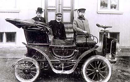 Thomsenův vůz, první automobil na Islandu, Reykjavík 1904. Na snímku zleva jako Tómas Jónsson, Þorkell Þ. Clementz (řidič) a Ditlev Thomsen (majitel).