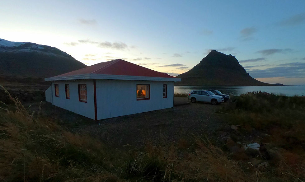 Ubytování na poloostrově Snaefelsness po západu slunce, na obzoru je hora Kirkjufell