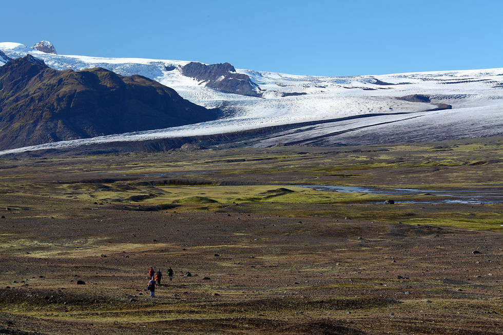 V roce 2010 jsme se vydali od parkoviště u Jökulsárlónu podél laguny až k čelu ledovce Breiðamerkurjökull, odkud se do laguny odlamují obrovské kusy ledu.