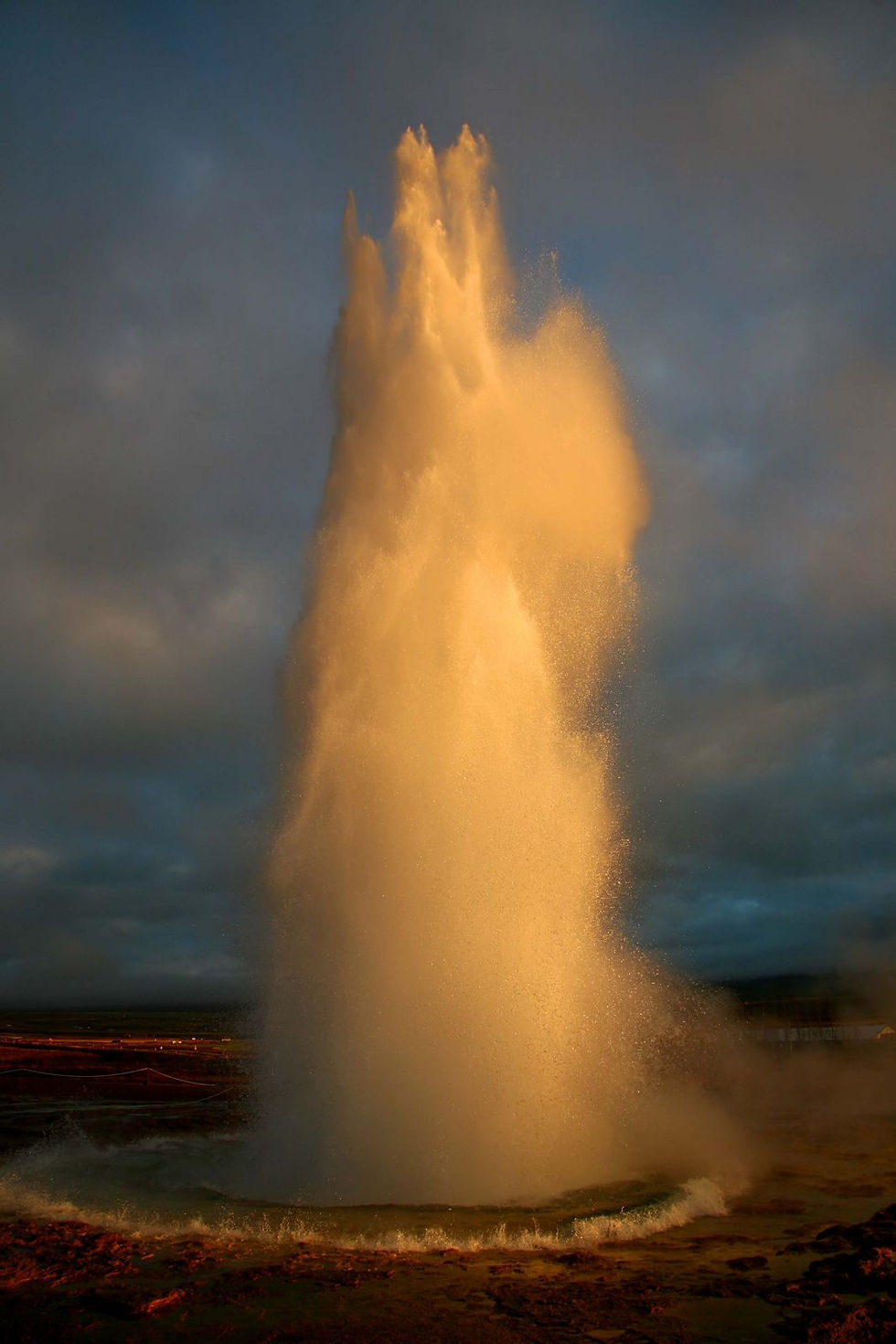 Gejzír Strokkur ve světle zimního Slunce