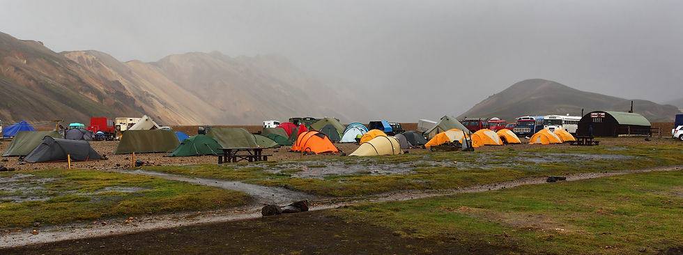 Stany v kempu v oblasti Landmannalaugar v deštivém počasí