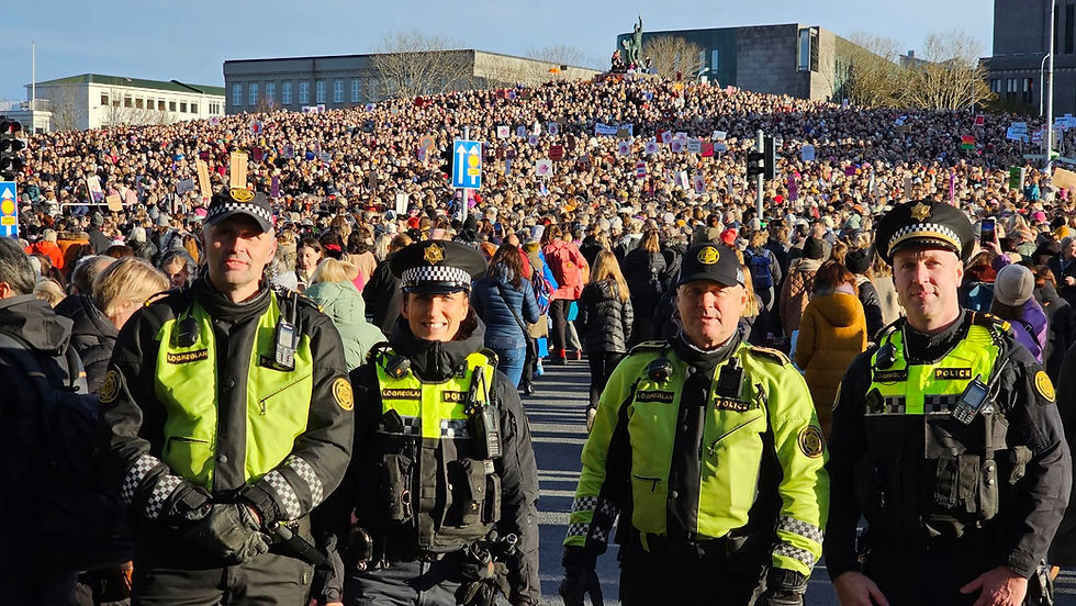 Policisté hlídkují na shromáždění žen a nebinárních osob na Islandu