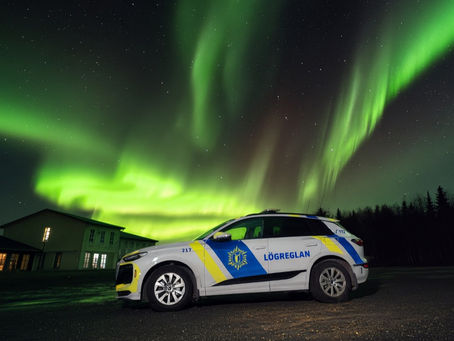 Auto islandské policie pod polární září