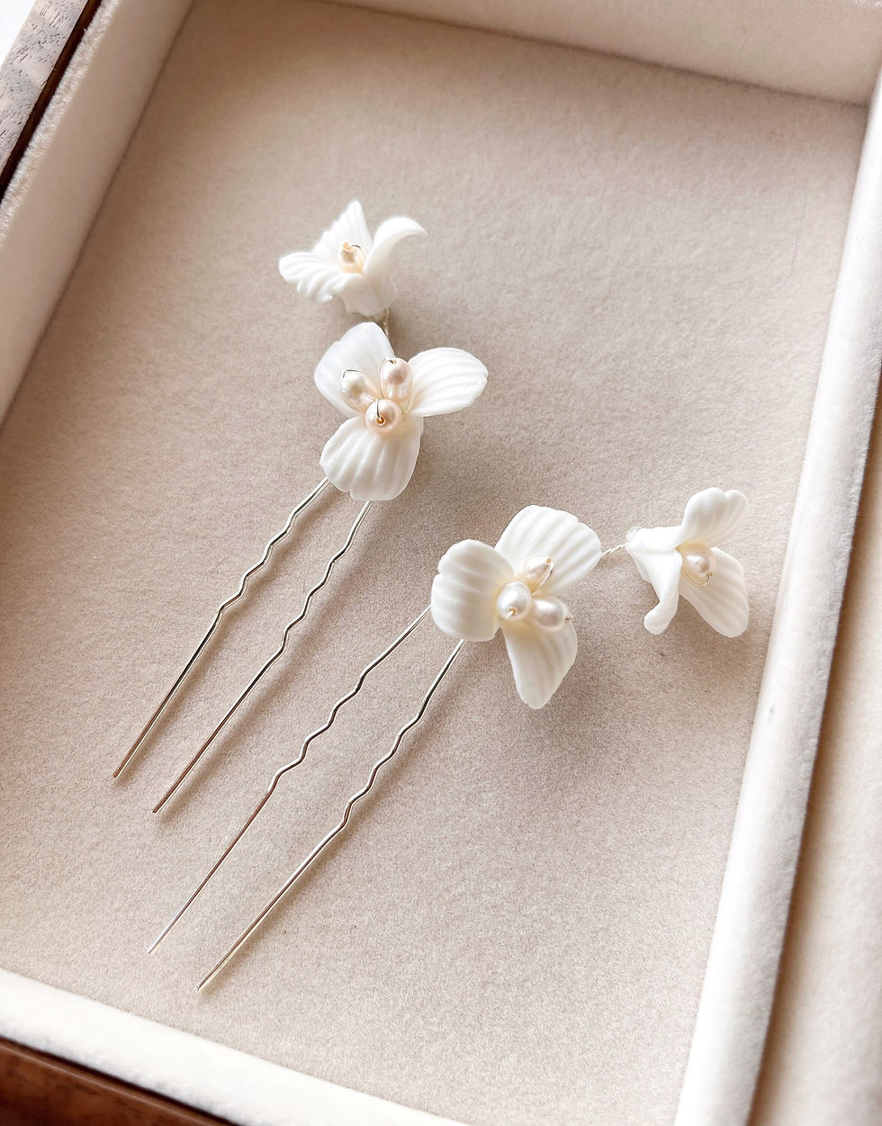 Thumbnail: Freshwater Pearl Porcelain Flower Charm Wedding Bridal Hair Pins Set - Australia