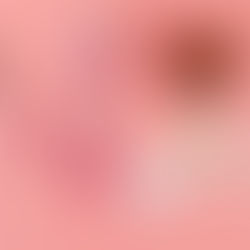 مجموعة أدوات لإزالة الشعر تشمل شفرة حلاقة، خيط معدني، شمع، ملقط، وعصا خشبية موضوعة على خلفية وردية.