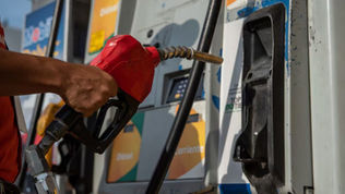 El Gobierno bajará en $500 el galón de gasolina en febrero