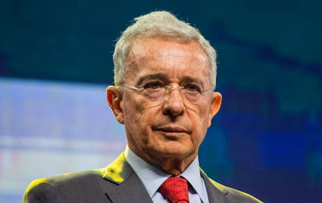Fiscalía llama a indagatoria a Álvaro Uribe por masacres paramilitares