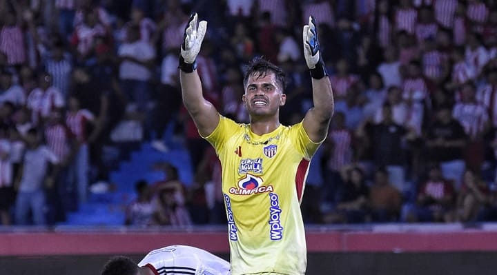 Junior entra a semifinales gracias a atajada de penalty de Silveira