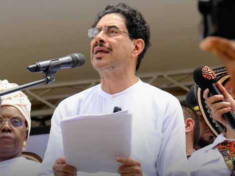 Leyendo discursos en plaza pública, Cepeda dio una lección de seriedad